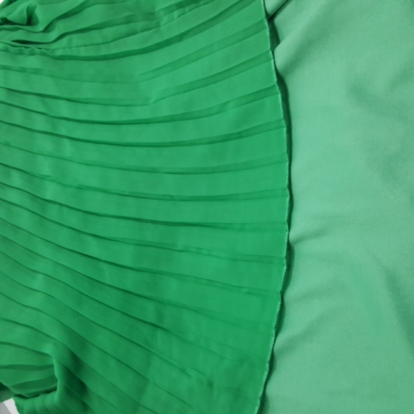 PAPER DOLL Kelly Green Pleated Midi Dress (1X) - Picture 6 of 9